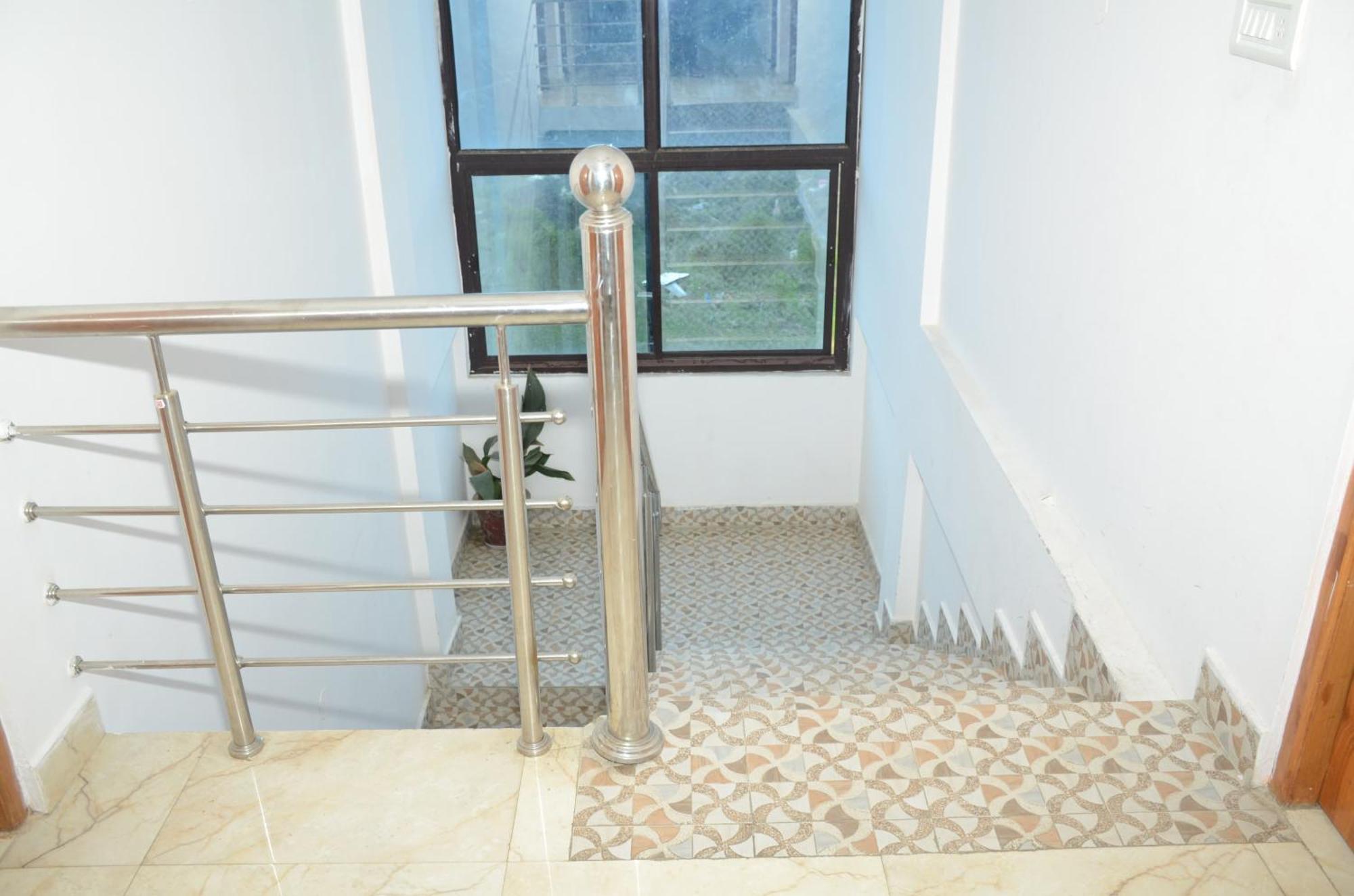 Hotel Alpine View Sarāhan エクステリア 写真